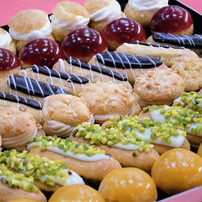 plateau de choux et d'éclairs plateau de choux et d'éclairs