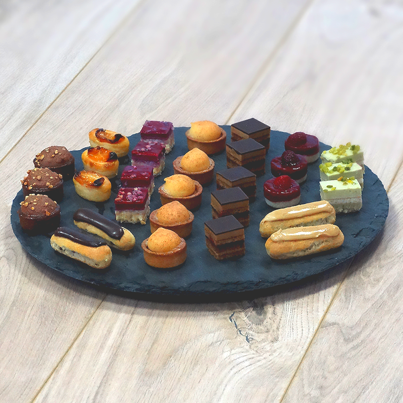 plateaux de petites patisseries pour un mariage