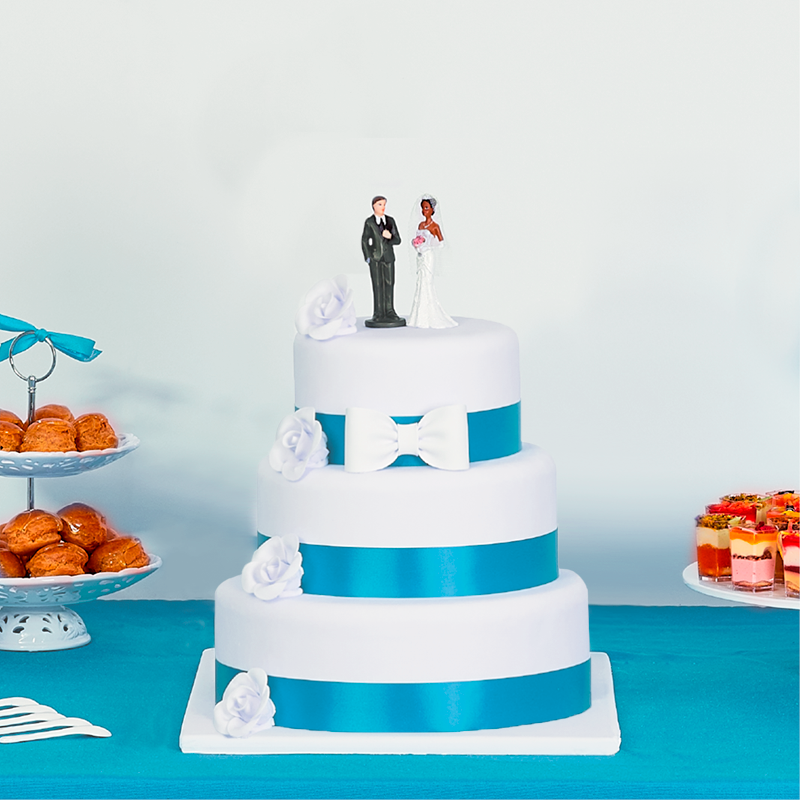 Wedding cake à ruban bleu turquoise et fleurs blanches 3 étages