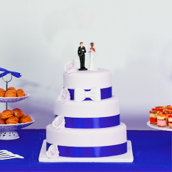 Wedding cake gateau de mariage à ruban bleu et fleurs blanches