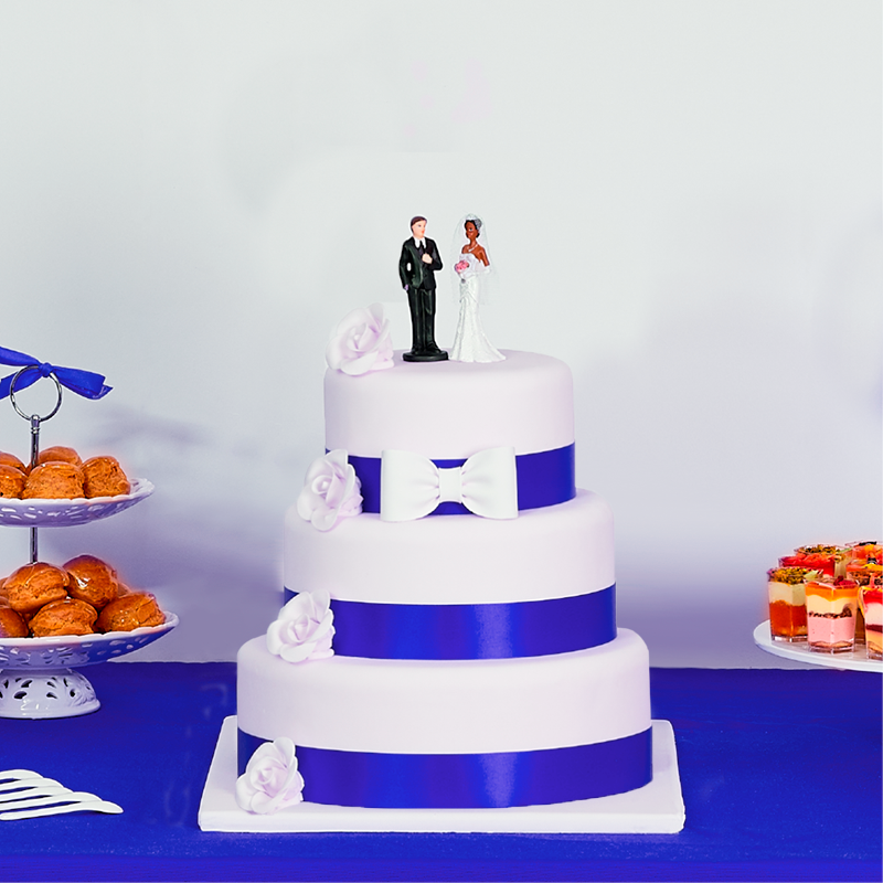 Wedding cake gateau de mariage à ruban bleu et fleurs blanches Wedding cake gateau de mariage à ruban bleu et fleurs blanches