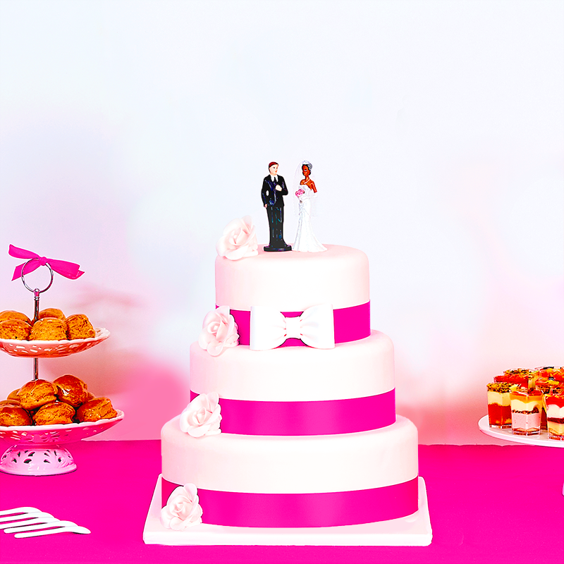 Wedding cake à ruban rose fuchsia et fleurs blanches 3 étages