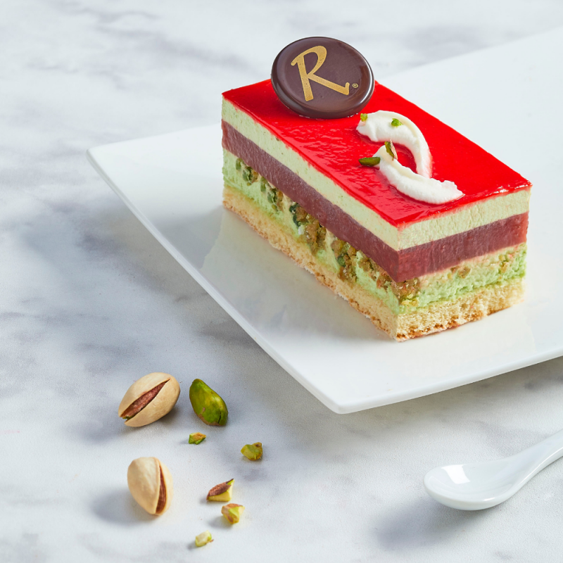 Entremets Fraise Pistache Individuel Patisserie La Romainville Entremets Fraise Pistache Individuel Patisserie La Romainville
