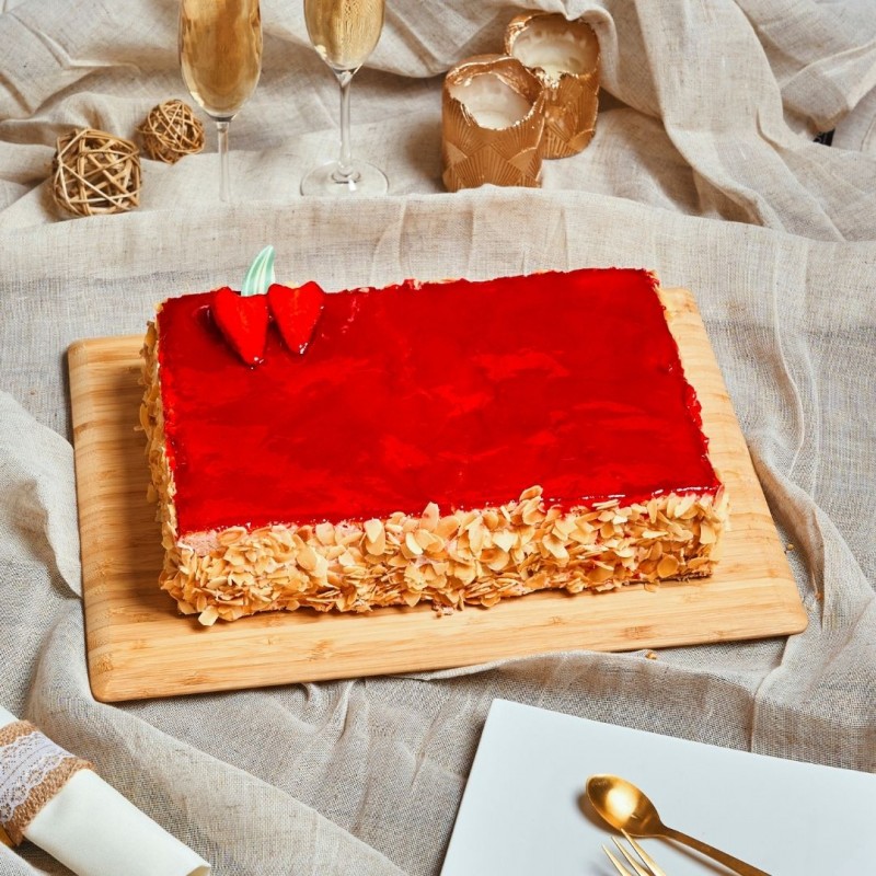 Moka Fraise - Layercake à la crème fraise et morceaux de fraise - Pâtisserie La Romainville Moka Fraise - Layercake à la crème fraise et morceaux de fraise - Pâtisserie La Romainville