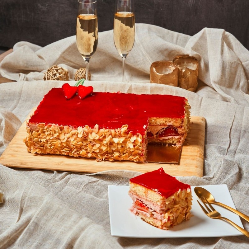 Moka Fraise - Layercake à la crème fraise et morceaux de fraise - Pâtisserie La Romainville