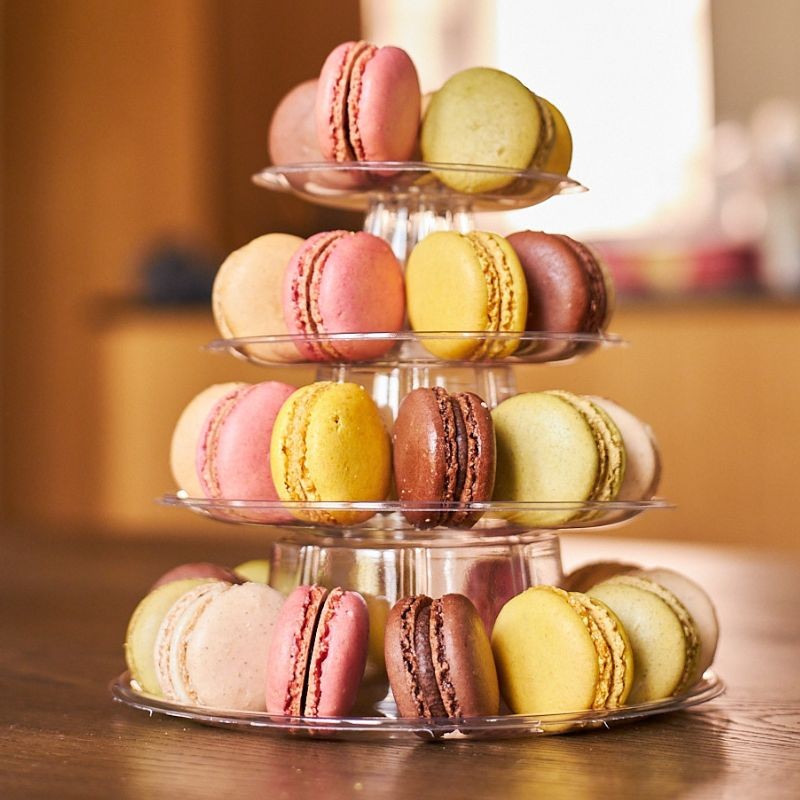 Présentoir 36 macarons - cocktails sucrés - Pâtisserie La Romainville Présentoir 36 macarons - cocktails sucrés - Pâtisserie La Romainville