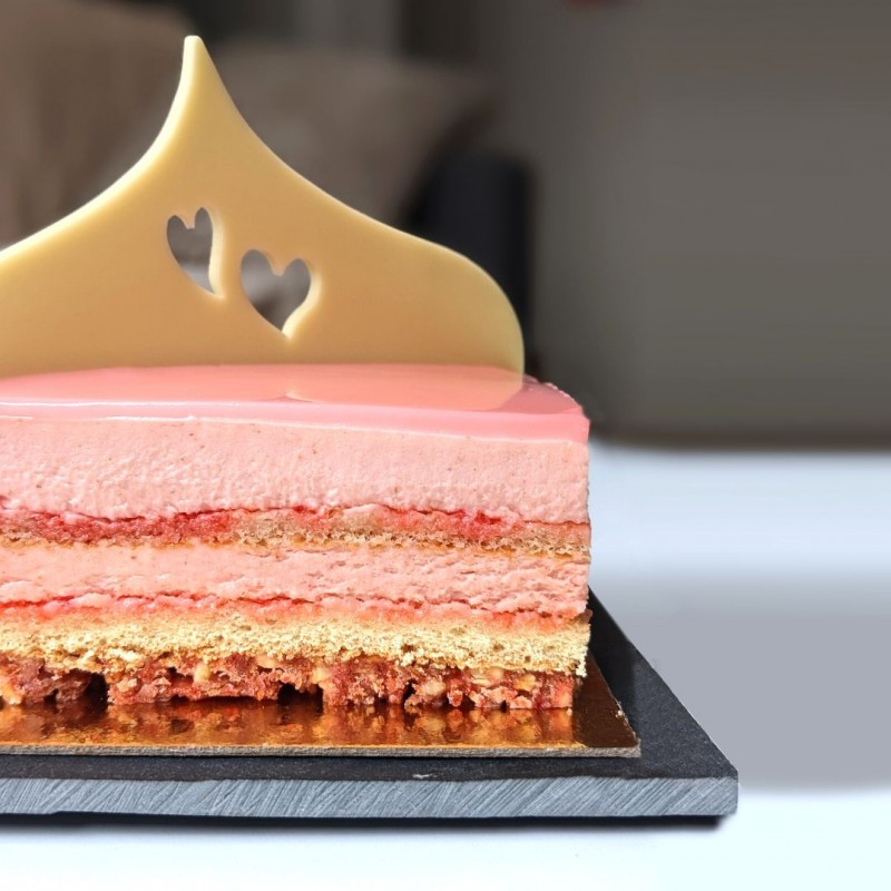 Gâteau Saint-Valentin - entremets chocolat et fraise rose - Pâtisserie La Romainville Gâteau Saint-Valentin - entremets chocolat et fraise rose - Pâtisserie La Romainville
