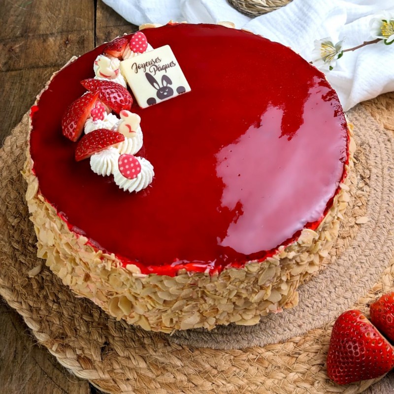 Le fraisier best-seller de La Romainville, revisité en décors de Pâques.